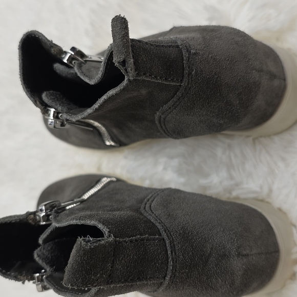 Steve Madden Suede Charcoal Wedge Shoe. Size 7.5 - Picture 3 of 11